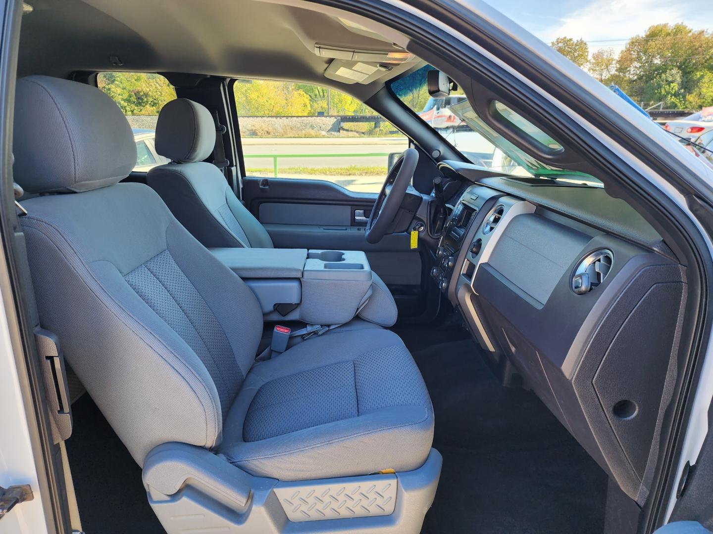 2013 WHITE /GRAY Ford F-150 XLT (1FTEX1CM4DF) with an 3.7L V6 DOHC 24V engine, 6-Speed Automatic transmission, located at 2660 S.Garland Avenue, Garland, TX, 75041, (469) 298-3118, 32.885551, -96.655602 - Welcome to DallasAutos4Less, one of the Premier BUY HERE PAY HERE Dealers in the North Dallas Area. We specialize in financing to people with NO CREDIT or BAD CREDIT. We need proof of income, proof of residence, and a ID. Come buy your new car from us today!! This is a very well cared for 2013 FO - Photo#17